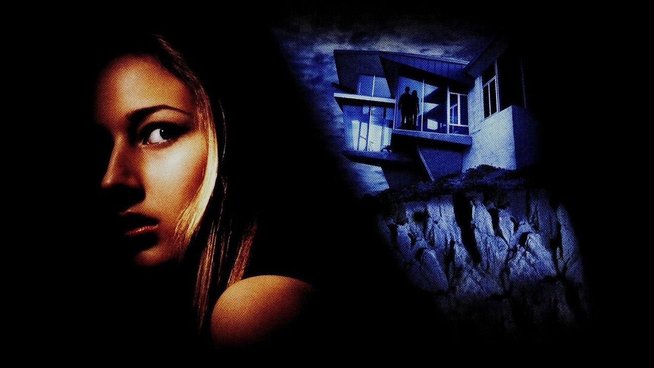 เมื่อวิมานกระจกคือคุกกระจก : ย้อนรอย ‘The Glass House’ หนังระทึกขวัญที่ซ่อนความโหดไว้ใต้ความหรู